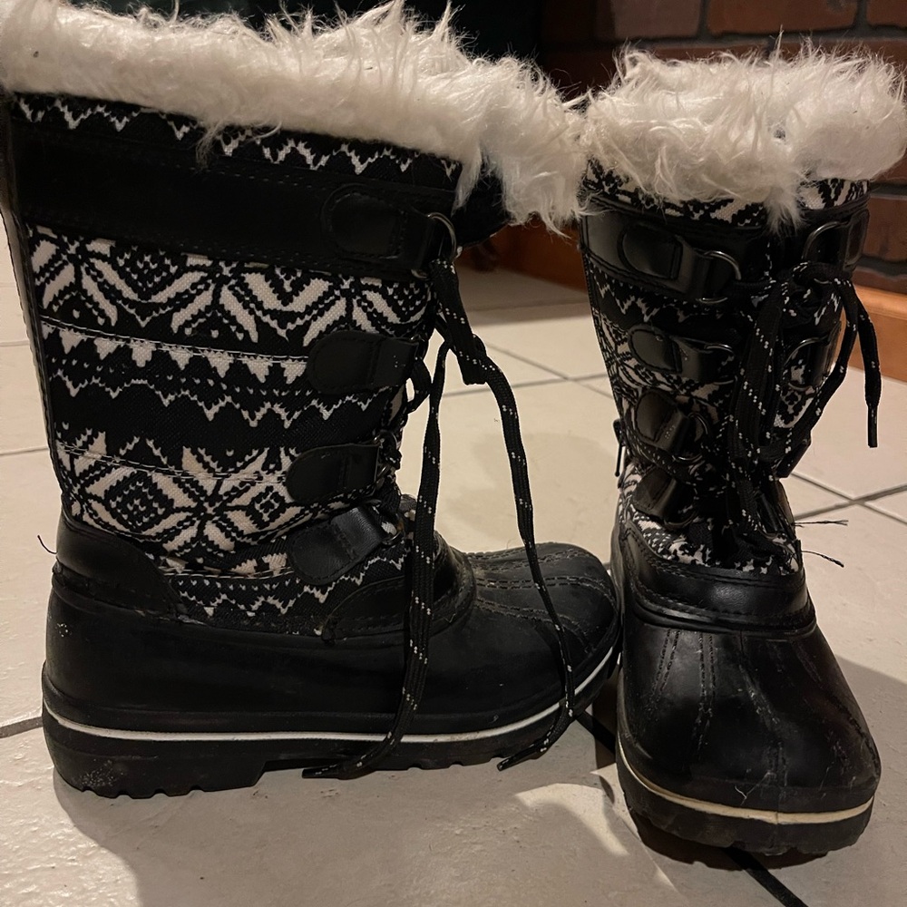 Girls Black and White Snow Boots with Fur Trim